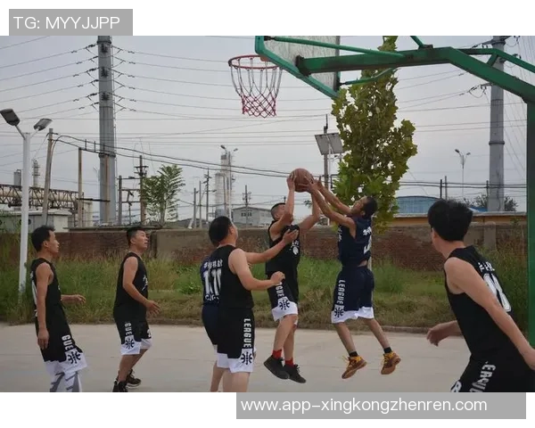 篮球联赛90vs激战正酣球员们拼搏到底展现青春风采与团队精神